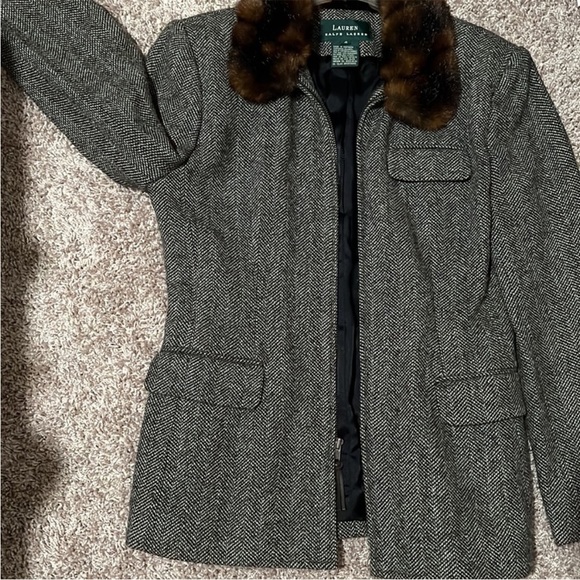 RALPH LAUREN Woman's Silk and Wool blend
coat with faux fur collar size 4 - Picture 9 of 9